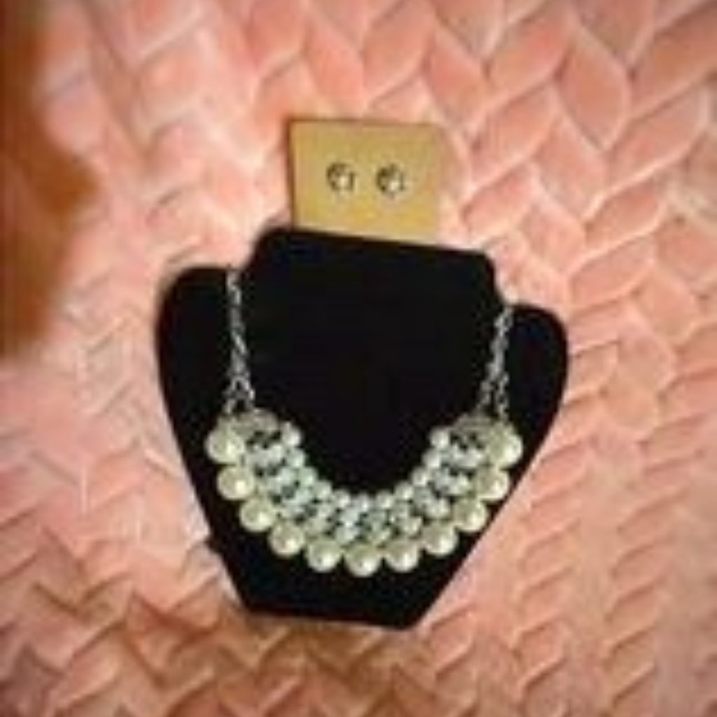 Silver Tone And Foe Pearl Necklace And Earring